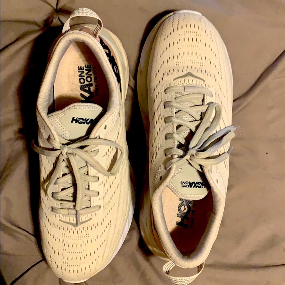 Hoka Arahi 4